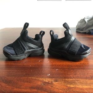 Sz 5 Nike slip on sneakers